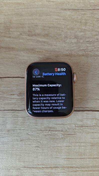 Apple Watch SE - Gold - 40mm - 87% Батерия