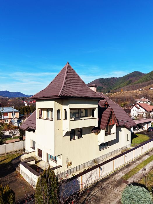 Inchiriez vila 604mp + anexa 94mp - ideal business –lângă Piatra Neamț