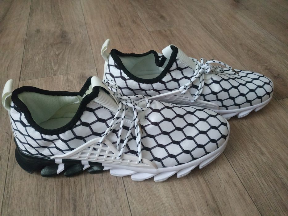 Продам новые кроссовки 47 размера