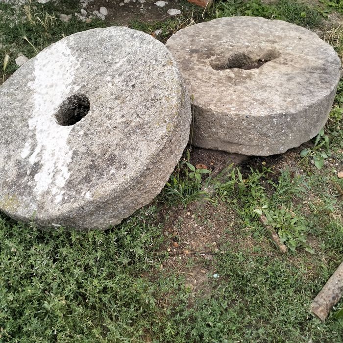 Pietre de moară de peste 100 de ani