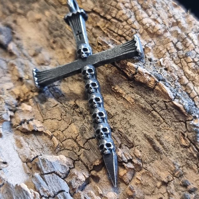 Готически ретро кръст с черепи