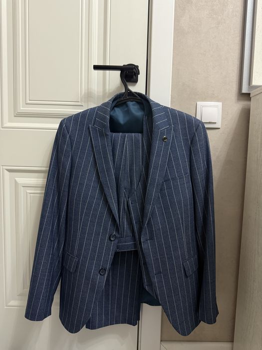 Костюм тройка S размер