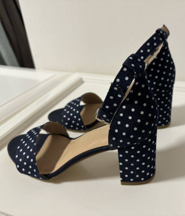 Сандали на среден дебел ток размер 36