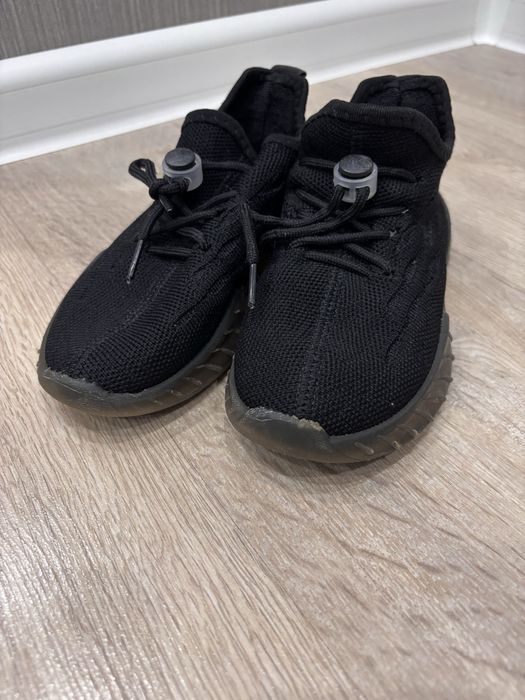 Продам детние кроссовки Иззи