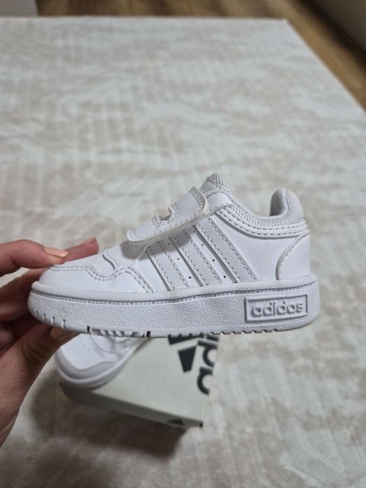 Обувки Nike носени от непроходило дете