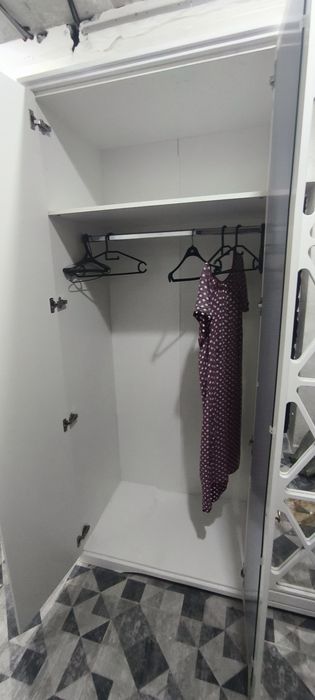 Шкаф белый с зеркалом