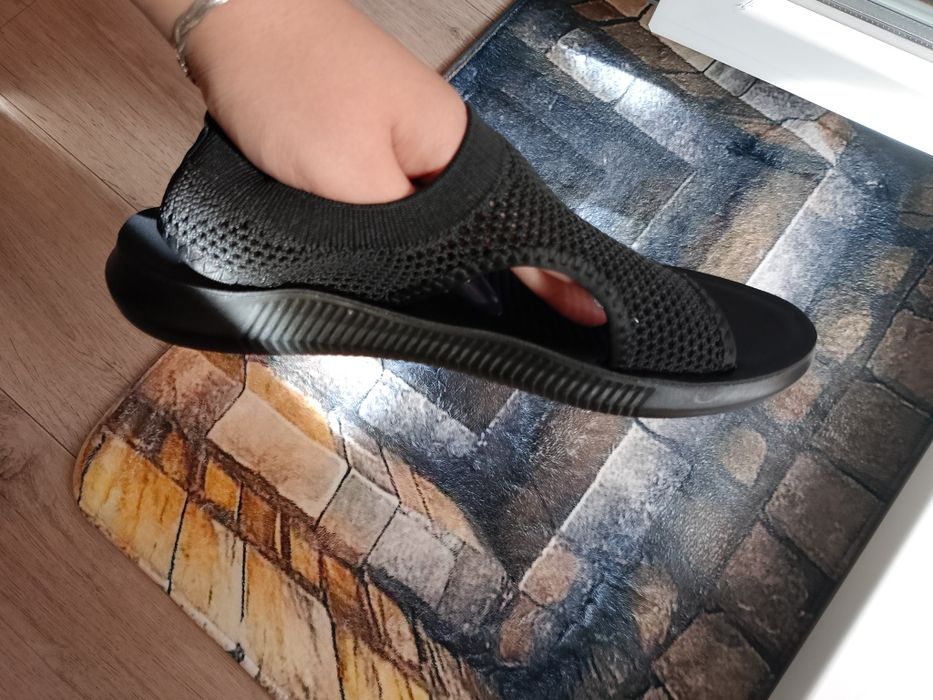 Продам босоножки новые