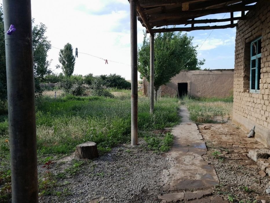 Uy hovli sotiladi