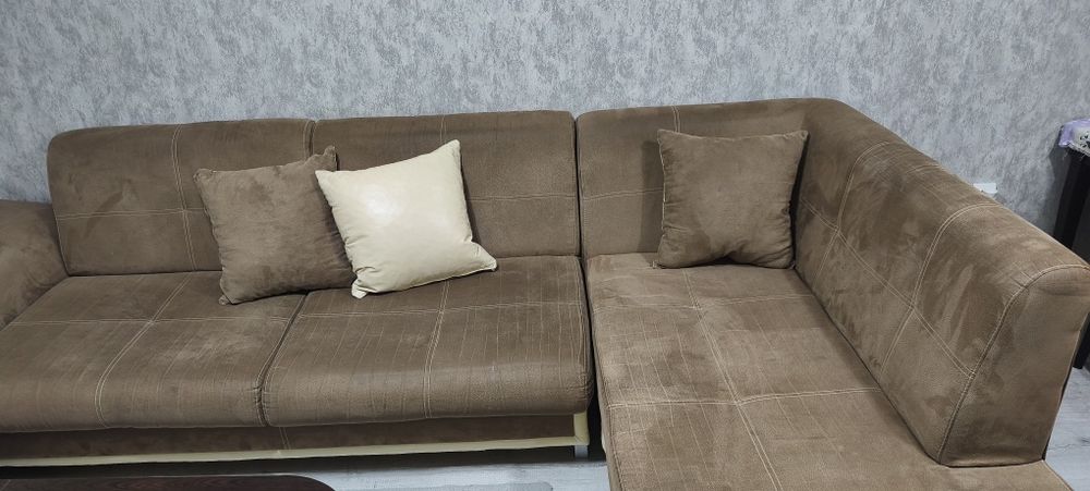 Продавам запазен ъглов диван
