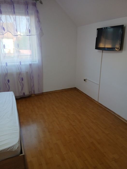 De închiriat.Casa cu etaj Sanpetru,3 camere.