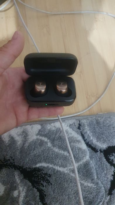 Sennheiser  moment 4
