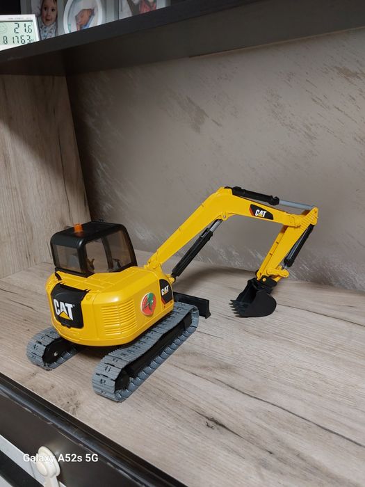 Два багера,голям и по малък единия е с дистанционно,заедно закупени