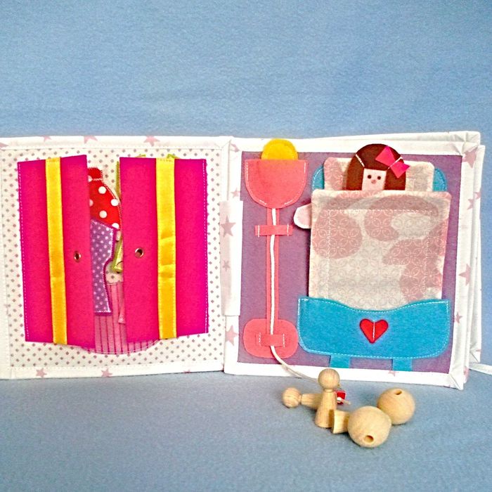 Carte senzoriala interactiva pentru fetite de la 2 ani.