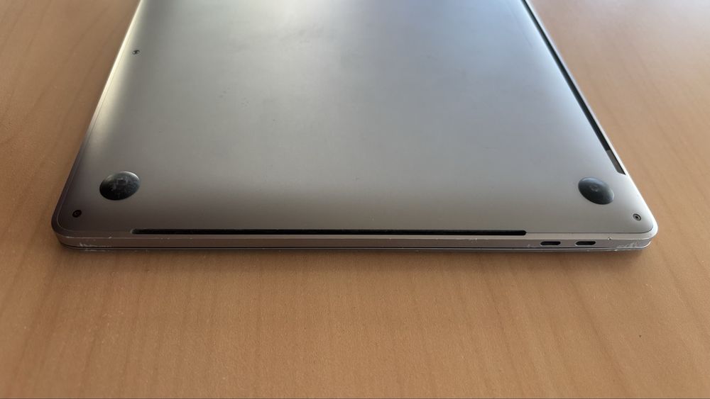 Apple MacBook Pro 15 inch Silver Gray Touch Bar, 2016, i7, 16 GB RAM, 250 GB SSD, Placa Video Intel HD Graphics 530 1536 MB