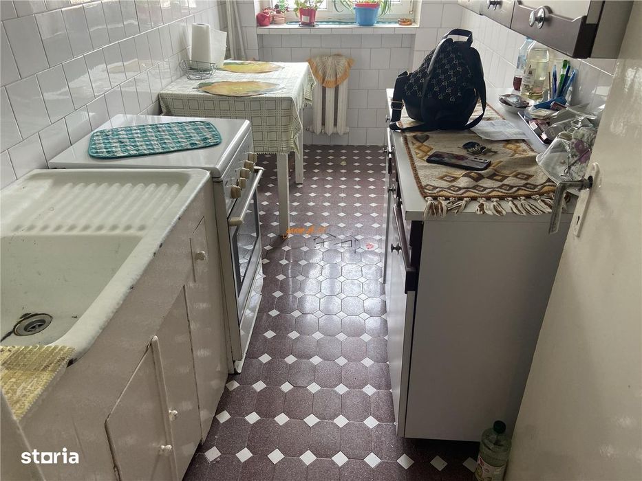 Apartament 3 camere , zona Scoala nr 10 , et 78 , decomandat , liber