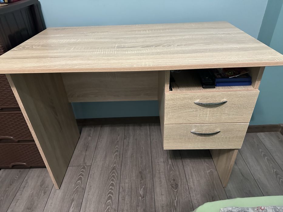 Продавам бюро в добро състояние