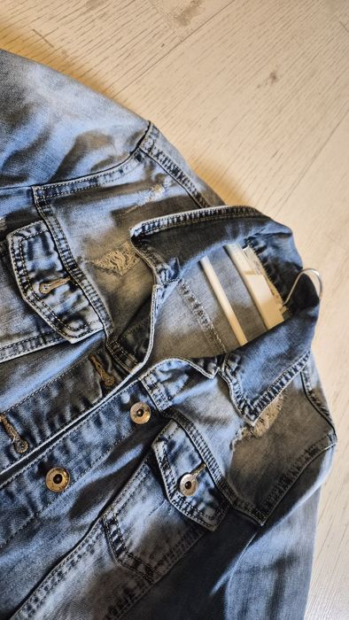 Късо дънково яке с накъсан ефект