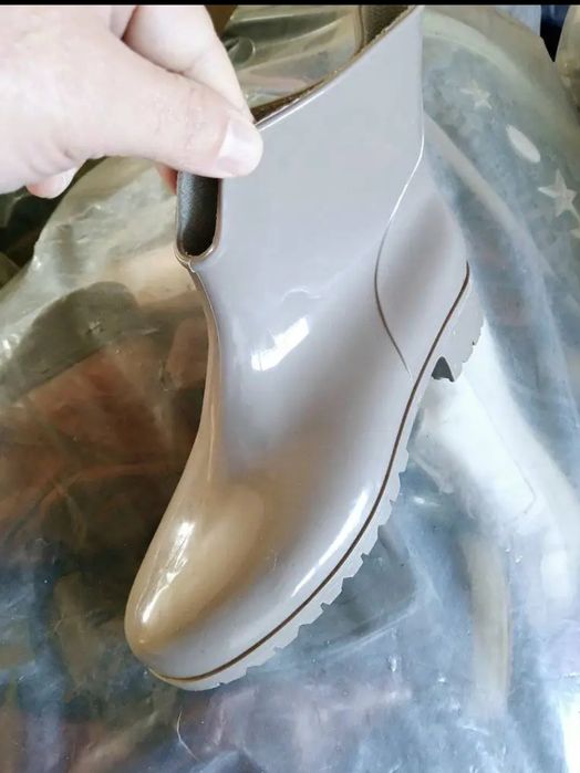 Предлагам обувки втора употреба на едро