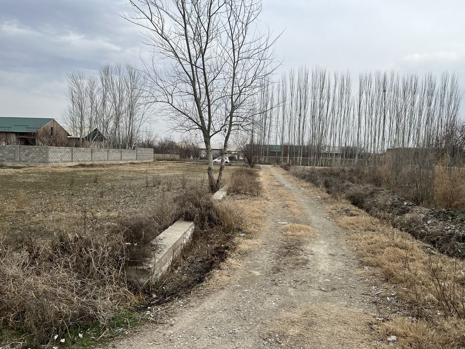 yer uchatkasi maydoni 12 sotix uy joy sotiladi