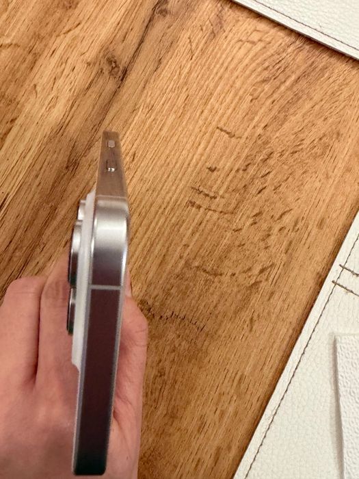 Коледен подарък iPhone 16 pro White 2 години гаранция