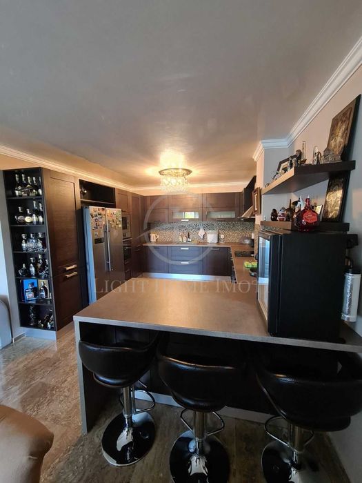 Продава се Четиристаен апартамент в Пловдив, Кършияка - 220 кв.м за 2360 €/кв.м - Снимка #1