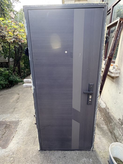 Vand 2 usi metalice de apartament