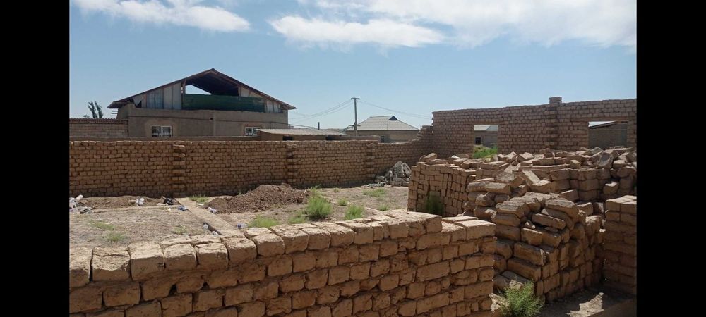 Uy sotiladi. 6 sotikli qurilishi tugallanmagan Uy va Yer sotiladi