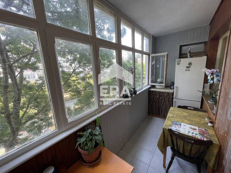 Тристаен обзаведен апартамент за продажба, с отделна кухня, във Възраж