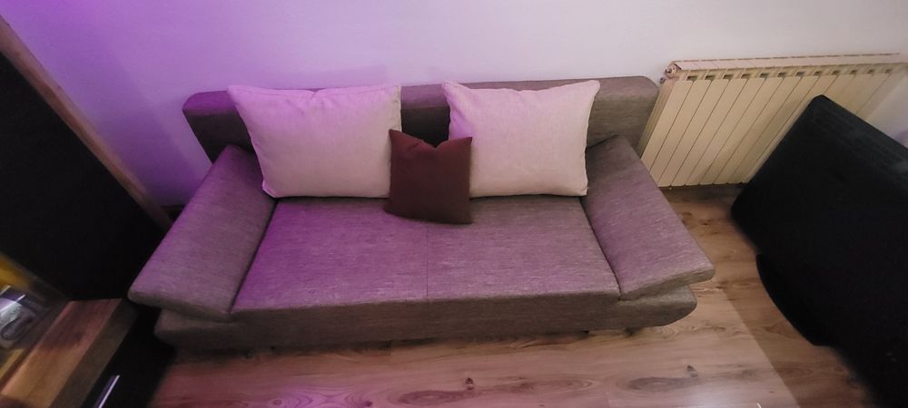 Canapea extesibila ca și noua!