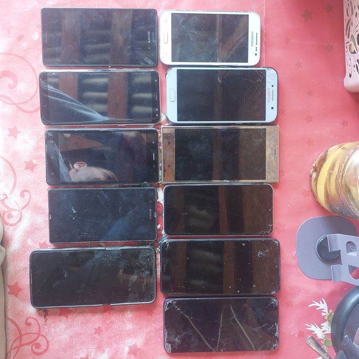 Telefoane defecte pentru piese 400lei  astăzi și mâine ofertă