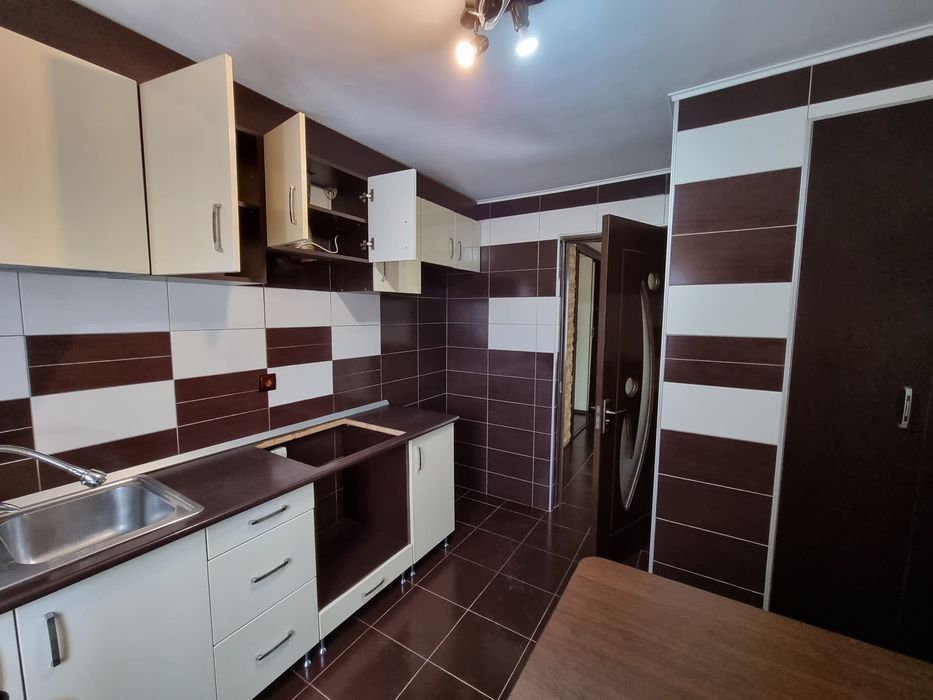 apartament cu 3 camere, decomandat, renovat