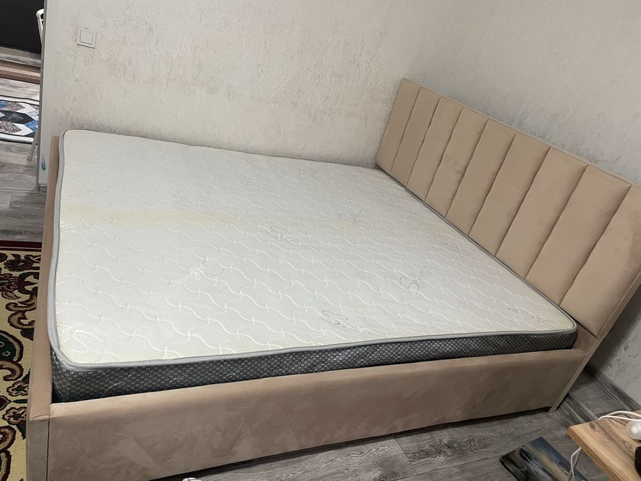 Продаю кровать 1,80 × 2,00 м.