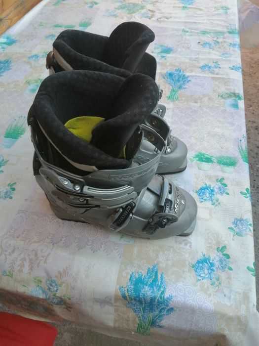 Skiuri+ clăpari+ bețe  300 lei