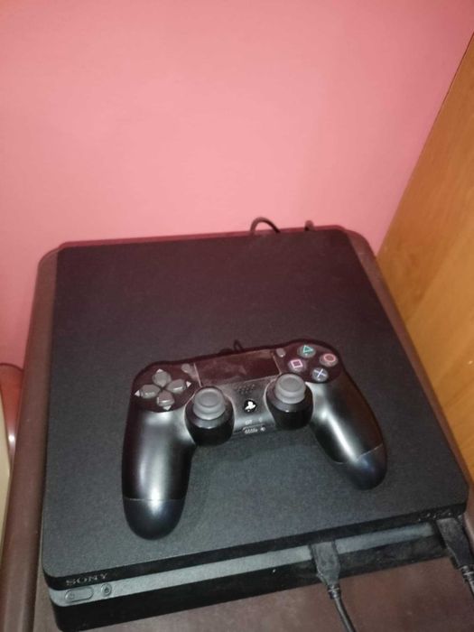 Продавам ps4 slim 500gb на една година