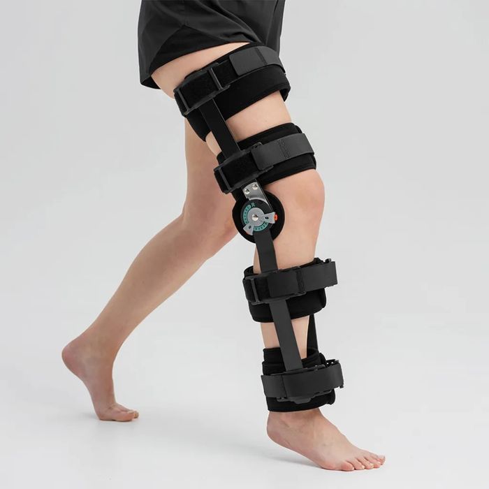 Ортез на колено с регулируемым углом сгибания для ног