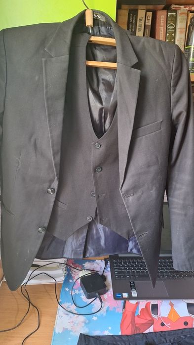 Подростковые мужские  костюмы чёрного и синего цвета 44 размера