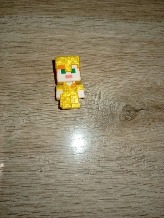 фигурка Алекс в золотой броне из kinder Joy