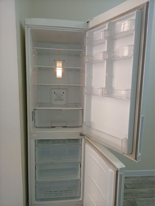 Срочно продается холодильник LG