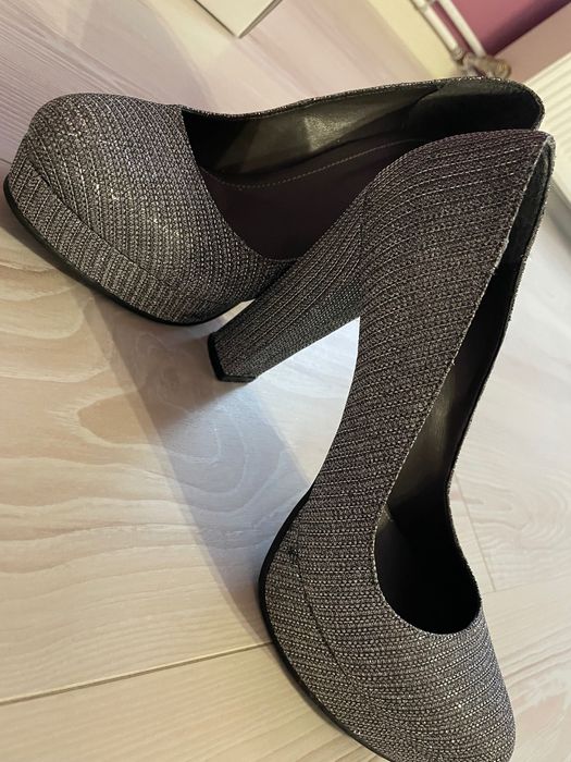 Продават се заедно или по отделно-чанта и обувки с висок ток