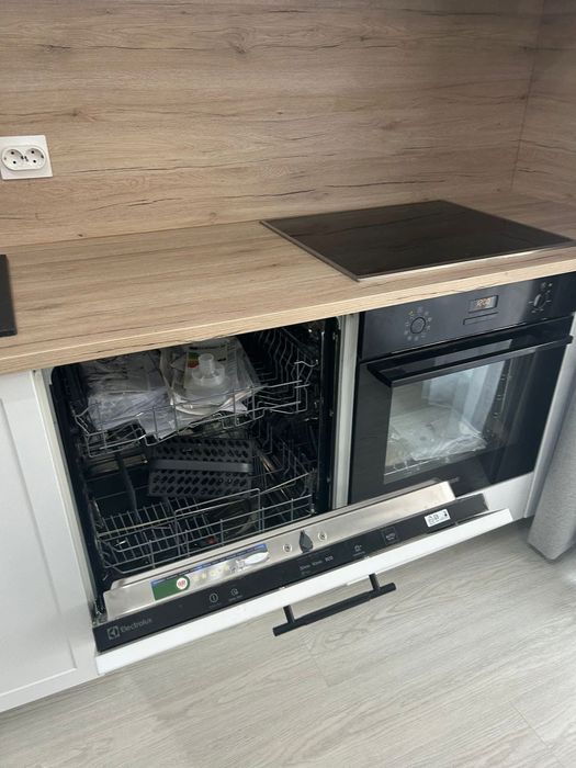 Vand apartament cu 3 camere plus loc de parcare complet mobilat si utilat.
