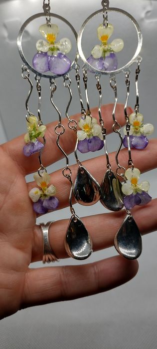 Обеци с естествен цвят на градински теменужки.