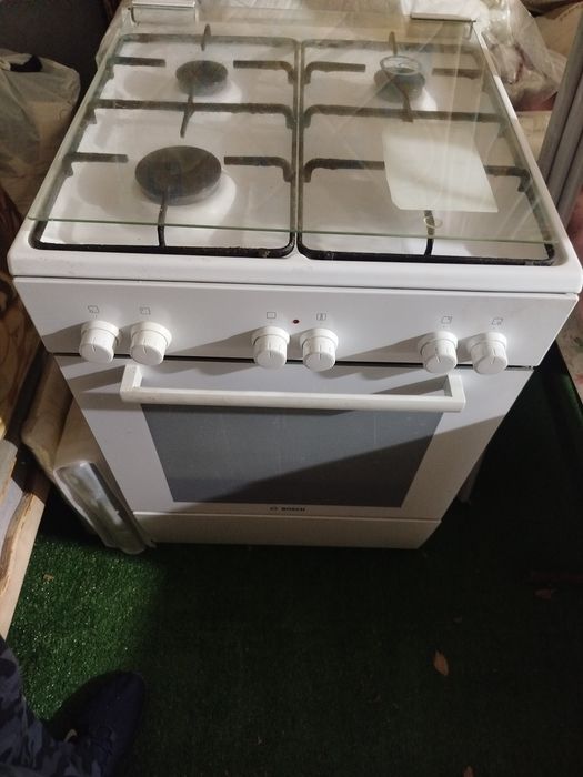 Продам газ плиту бош