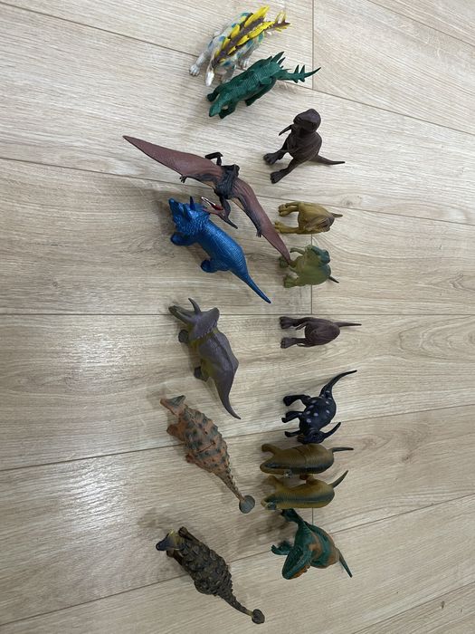 colecție de 33 de dinozauri de plastic
