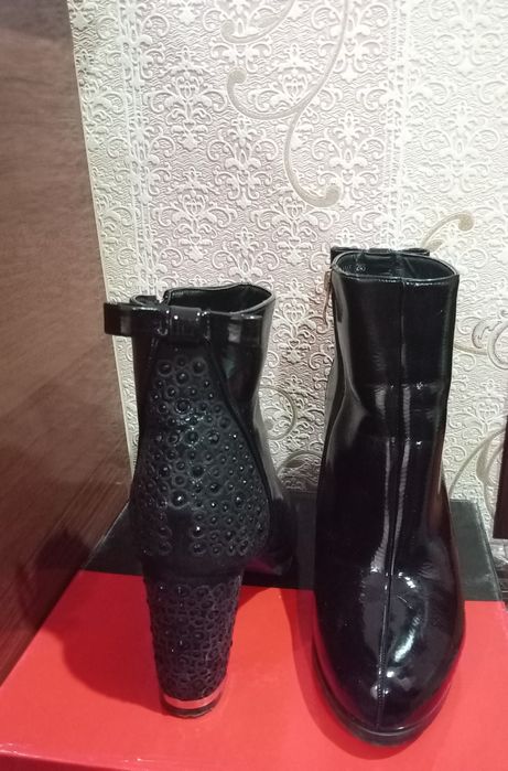 Ayollar oyoq kiymi 39 razmer.