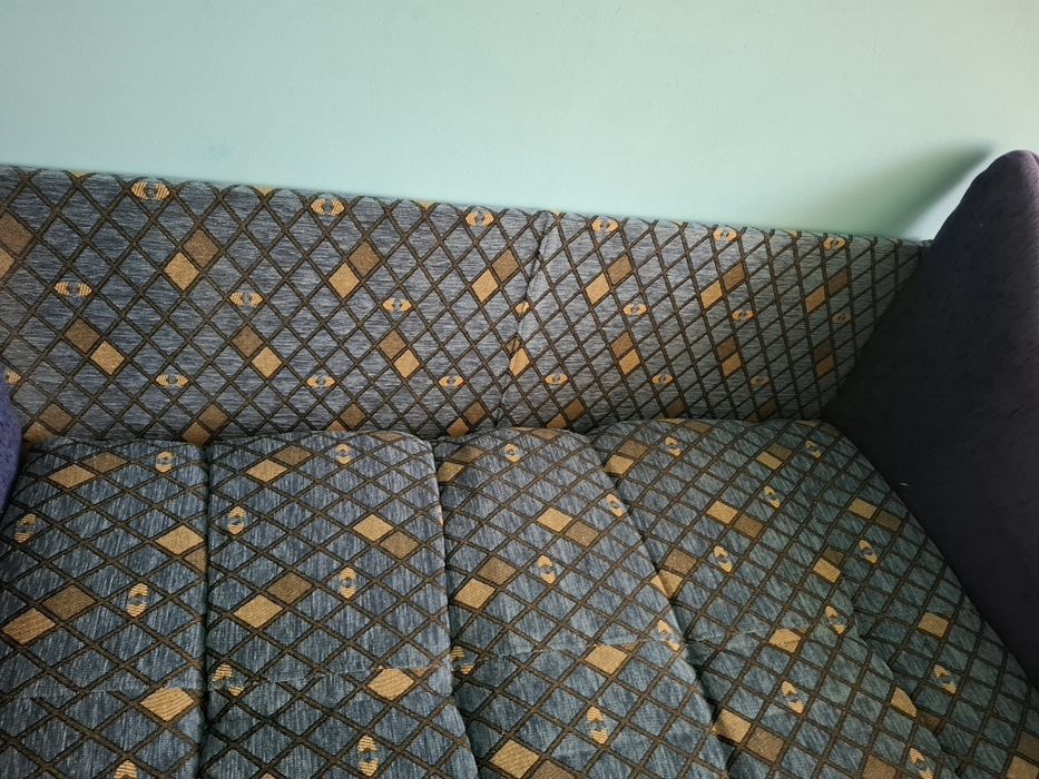 Canapea extensibila. Cu lada, foarte bine intretinuta.  Este curata, fara rupturi sau defecte ascunse.