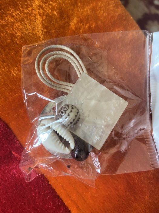 Книга, лед-лампочки,бижутерия брошки