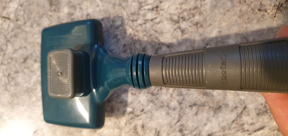 Perie animale caini/pisici, autocuratare cu buton, noua sigilata