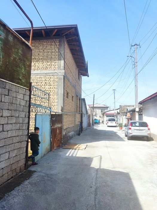 Ko'chadan 2 chi uy. 216 maktabni ro'parasida. Mo'ljal oq uy masjidi