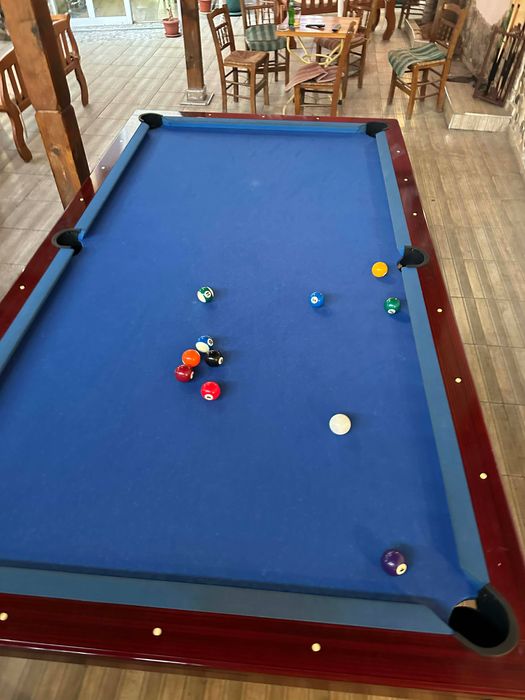 Билярдна маса в отлично състояние + бонус резервни топки