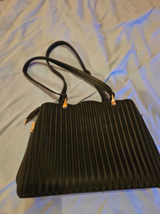 Намалена нова оригинална чанта Guess